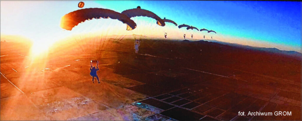 Jak realizowane jest szkolenie spadochronowe w JW GROM?